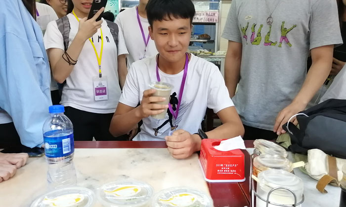 害羞的小哥哥
