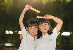 姐妹花比心