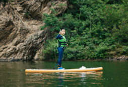 對(duì)著鏡頭比個(gè)耶