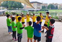 手拉手圍成圈