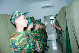 參加武漢軍事夏令營樹立孩子正確人生觀