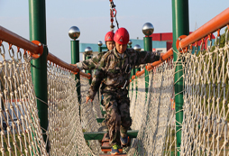 參加武漢軍事夏令營(yíng)全面挖掘孩子自身潛能
