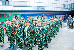 參加武漢軍事夏令營(yíng)豐富孩子的假期生活
