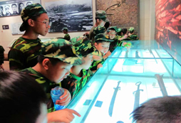 參加武漢軍事夏令營養(yǎng)出孩子良好習(xí)慣