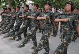 <strong>參加武漢軍事夏令營體驗(yàn)最真實(shí)的軍事訓(xùn)練</strong>