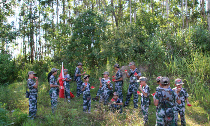武漢軍事拓展夏令營.gif
