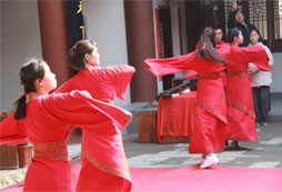 參加武漢藝術夏令營培養(yǎng)孩子舞蹈能力