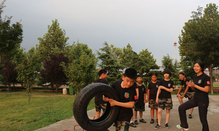 烏魯木齊軍事夏令營讓孩子體驗(yàn)挫折！.jpg