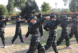 參加烏魯木齊軍事夏令營(yíng)提高孩子斗志！