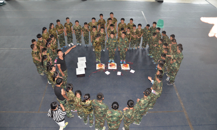 新疆軍事夏令營.gif