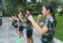 烏魯木齊青少年軍事夏令營讓孩子勇于面對挑戰(zhàn)