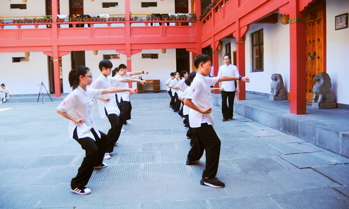 進(jìn)行武術(shù)訓(xùn)練.jpg