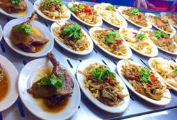 玩學(xué)創(chuàng)機(jī)器人夏令營的午餐