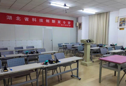 玩學(xué)創(chuàng)機(jī)器人夏令營的教室環(huán)境