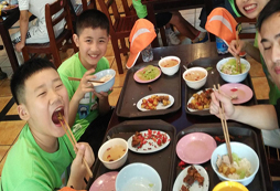 大家一起聚餐