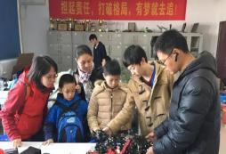 玩學(xué)創(chuàng)機(jī)器人給孩子一個(gè)不一樣的暑假