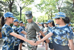糾正軍姿，糾正擺臂