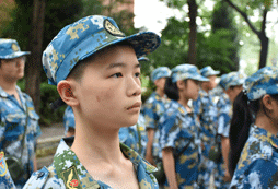 站軍姿，要傳承軍人意志