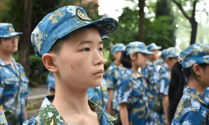 站軍姿，要傳承軍人意志