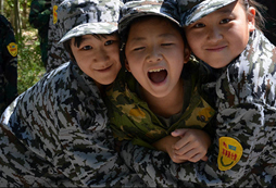 軍事夏令營大集體生活讓孩子學(xué)會團結(jié)精神