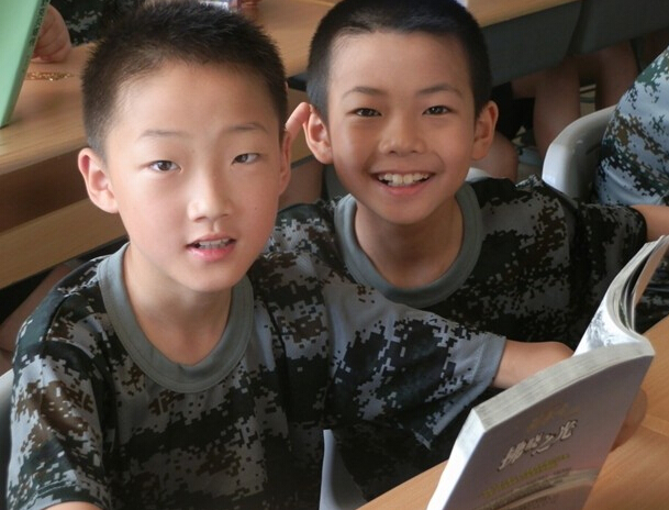 上海軍事夏令營(yíng)孩子開心的笑臉
