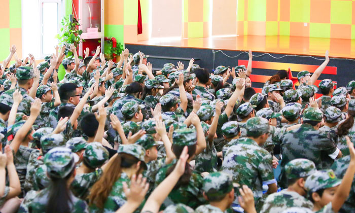 積極參加活動(dòng),都舉起了小手手