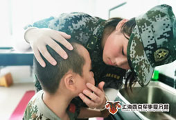 隊醫(yī)給我查看傷痕