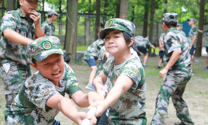 上海西點軍事夏令營之拔河比賽