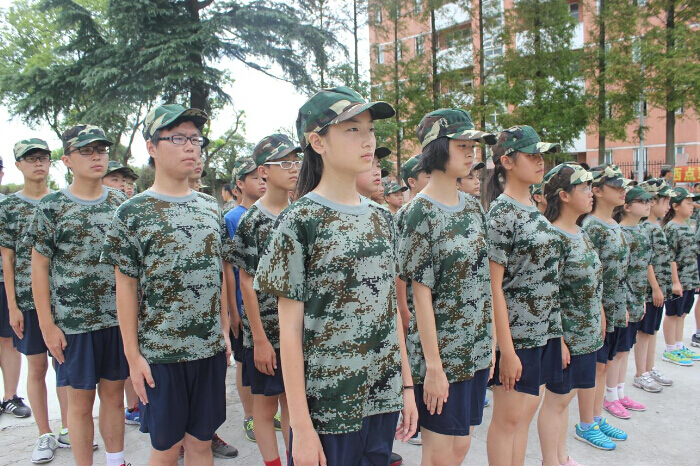 看上海西點(diǎn)夏令營(yíng)軍事體能訓(xùn)練
