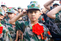 參加?xùn)|營(yíng)軍事夏令營(yíng)塑造精英人才!