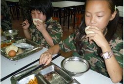 來(lái)到上海軍事拓展夏令營(yíng)我很開心