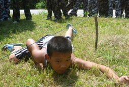上海西點(diǎn)軍事夏令營(yíng)低姿匍匐前進(jìn)