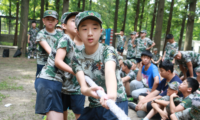 上海西點軍事夏令營之拔河比賽