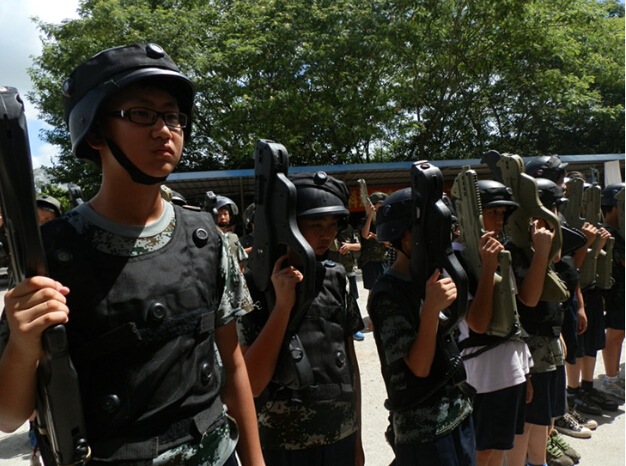 上海西點青少年軍事夏令營野外生存訓(xùn)練