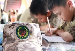 上海西點(diǎn)軍事夏令營給女孩子一個(gè)展示的平臺(tái)