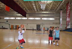 廈門籃球夏令營教練科學(xué)指導(dǎo)籃球技能
