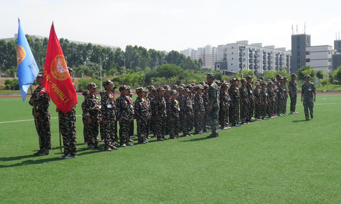為什么選擇嚴(yán)格的軍事夏令營訓(xùn)練