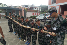  參加西安軍事夏令營(yíng)讓孩子培養(yǎng)堅(jiān)強(qiáng)的性格