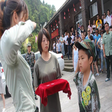 家長(zhǎng)如何了解孩子在西安軍訓(xùn)夏令營(yíng)的情況？
