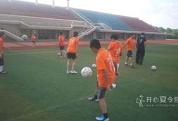 西安足球夏令營(yíng)講解足球比賽中如何啟動(dòng)