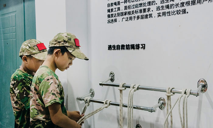 學(xué)員參觀逃生自救結(jié)繩