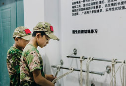 學(xué)員參觀逃生自救結(jié)繩