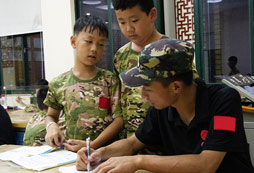 老師指導(dǎo)學(xué)員做作業(yè)