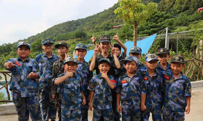 小學(xué)生軍事化夏令營(yíng)一般多少錢(qián)一個(gè)月