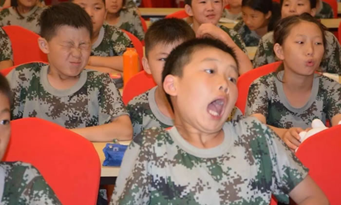 西南夏令營中孩子們在做游戲