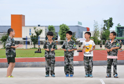 參加西南軍事夏令營(yíng)幫助孩子改掉拖拉散漫的壞毛病