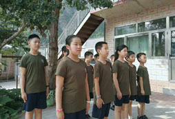 參加西南軍事夏令營(yíng)體驗(yàn)野外訓(xùn)練生活