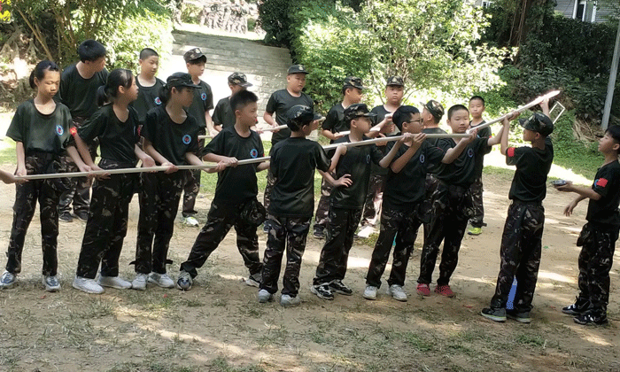 西南中學(xué)生吃苦夏令營(yíng),中學(xué)生吃苦夏令營(yíng).gif