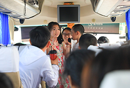 大巴車上的活動