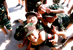 參加信號(hào)旗軍事夏令營(yíng)培養(yǎng)孩子的自制力